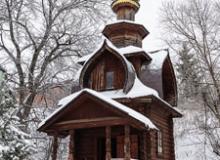 A small, snow-covered wooden chapel located near the sacred springs on the grounds of Savva-Storozhevsky Monastery in Sergiev Posad, Moscow. Photo: ©Viktor Sagaydashin/123rf.com